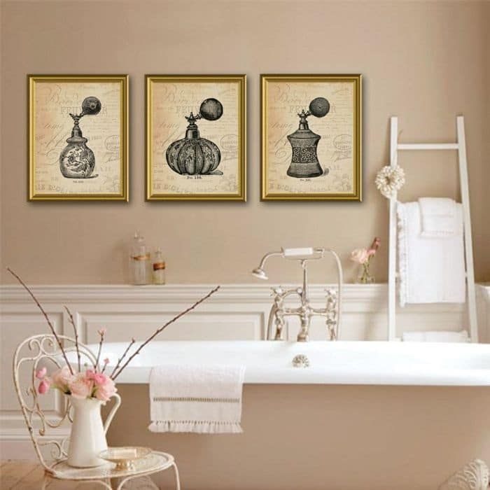 Crea una composición de cuadros para baños modernos sobre la bañera