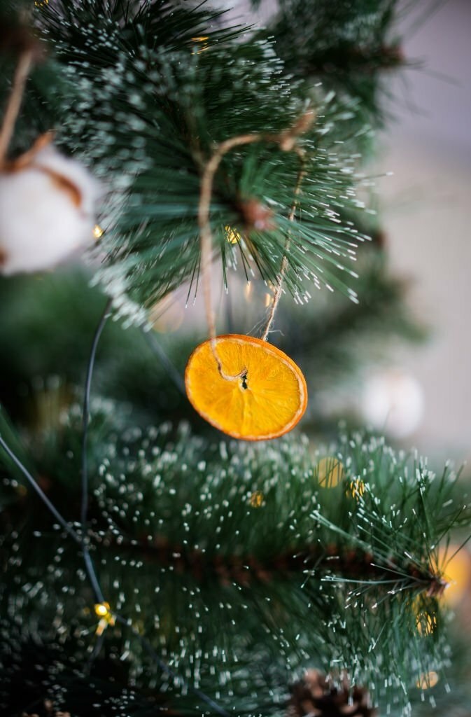 Decorar un arbolito de navidad con naranjas secas